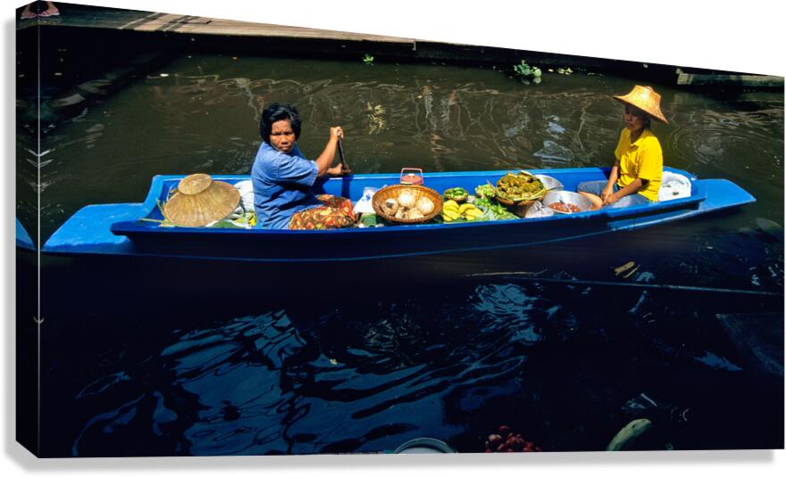 Discover food and veggies at Bangkoks floating market