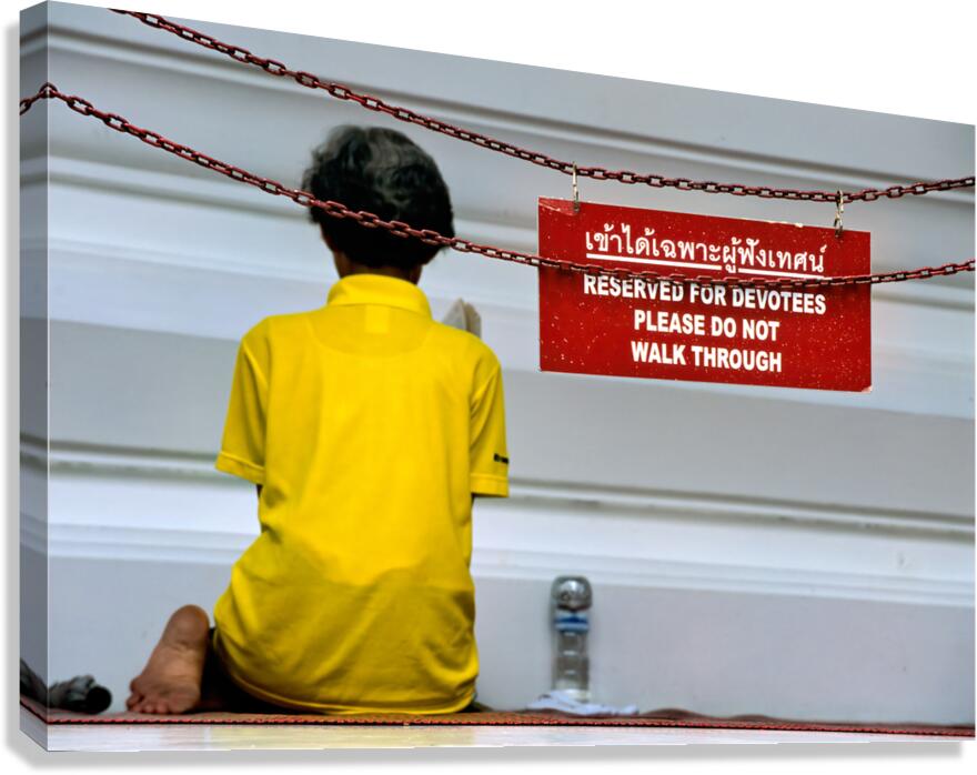 Prayer at wat phra kaew in bangkok