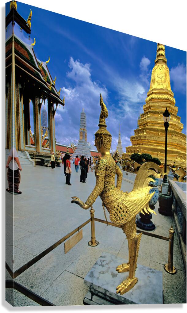 Visit to Wat Phra Kaew in Bangkok with golden statues