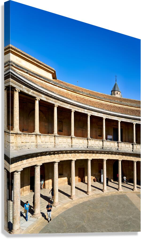 Visitors in Granadas Generalife courtyard