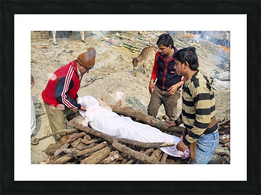 India. Varanasi Benares Uttar Pradesh. The sacred rite of hindu cremations by the river Ganges Picture Frame print