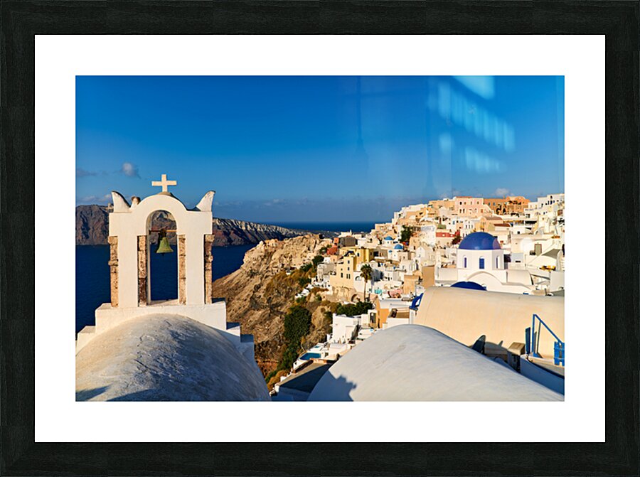 Santorini village with church bell tower overlooking caldera. Impression et Cadre photo