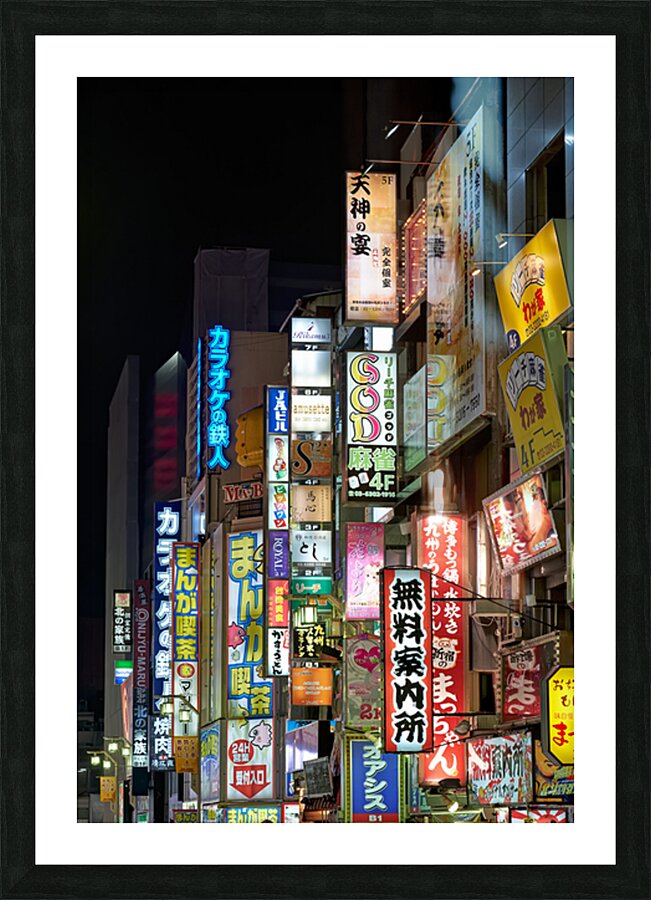 Neon lights illuminate Shinjuku district streets in Tokyo at nig Impression et Cadre photo