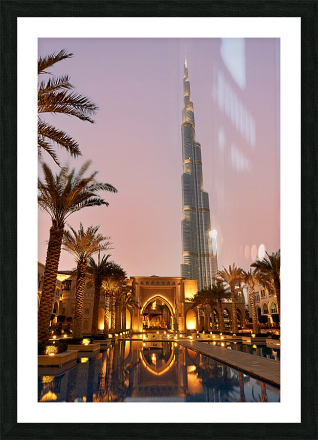 Burj Khalifa stands tall at dusk in Dubai Impression et Cadre photo