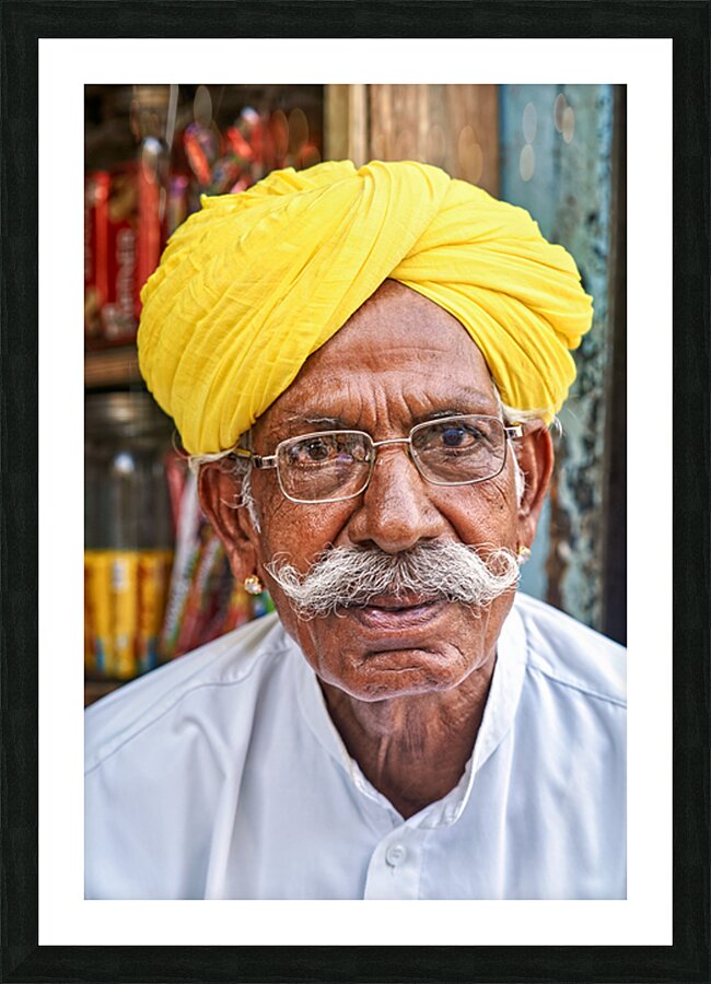Senior man in yellow turban in Jaisalmer Rajasthan India Impression et Cadre photo