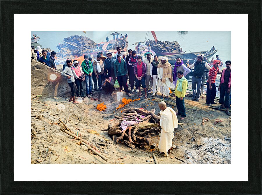 Cremation rites by the Ganges River in Varanasi India Impression et Cadre photo
