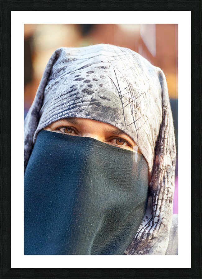 Veiled Moroccan woman in Marrakesh market on a sunny day Impression et Cadre photo