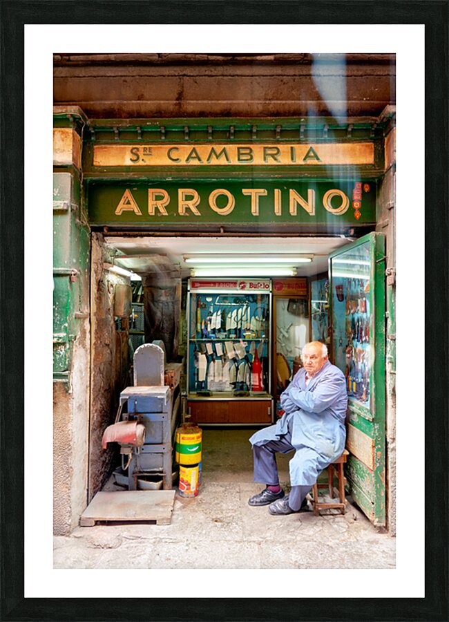 Grinder street shop in Palermo Sicily with shopkeeper Impression et Cadre photo