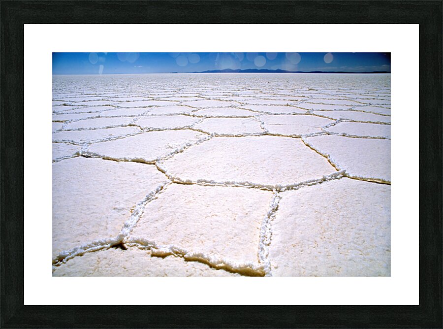 Expansive white salt flat with geometric patterns. Impression et Cadre photo
