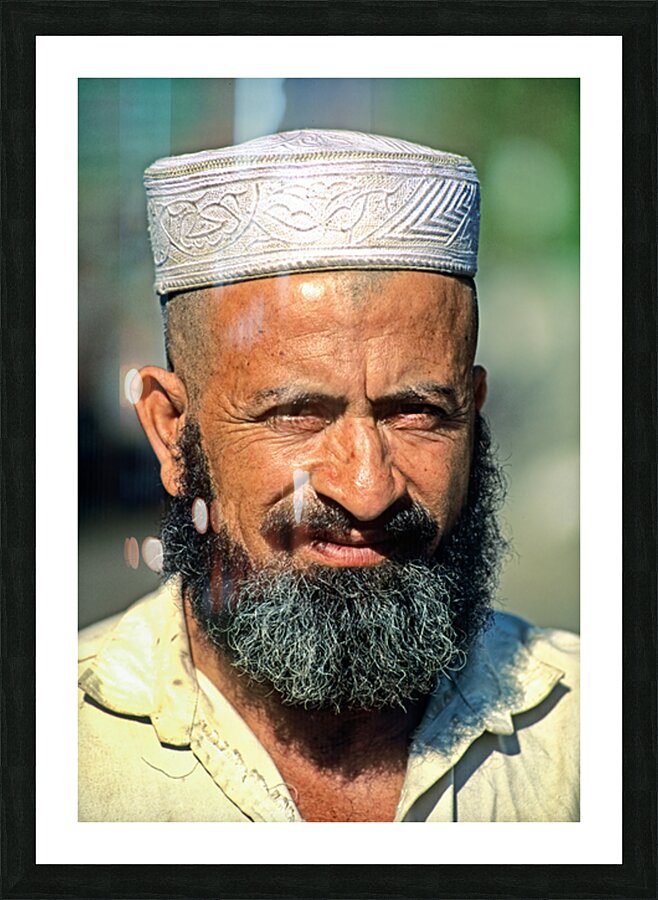 Portrait of a bearded man in Pakistan during daylight Impression et Cadre photo