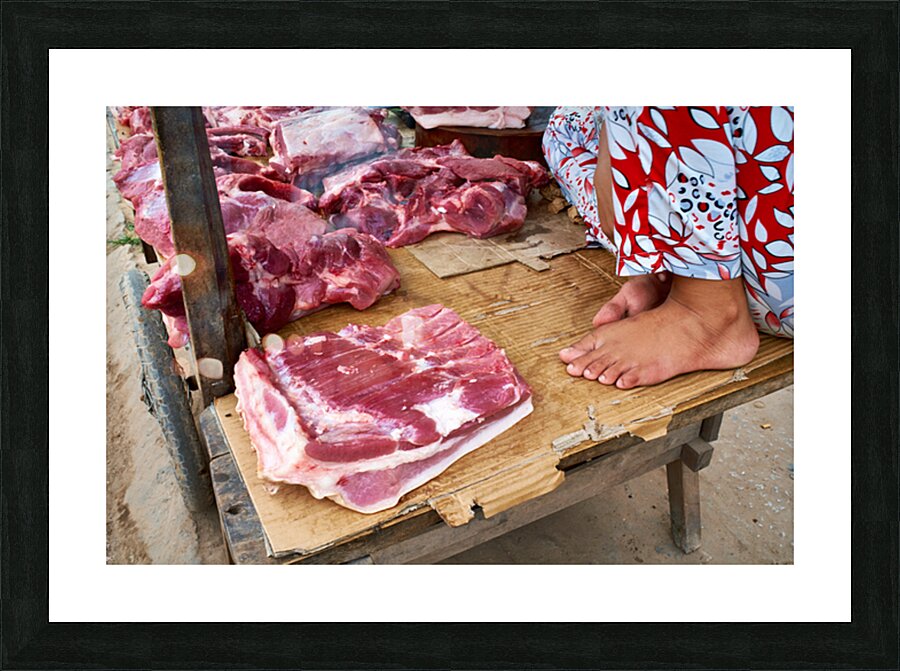 Fresh meat vendor in Phu Quoc market during daytime Impression et Cadre photo