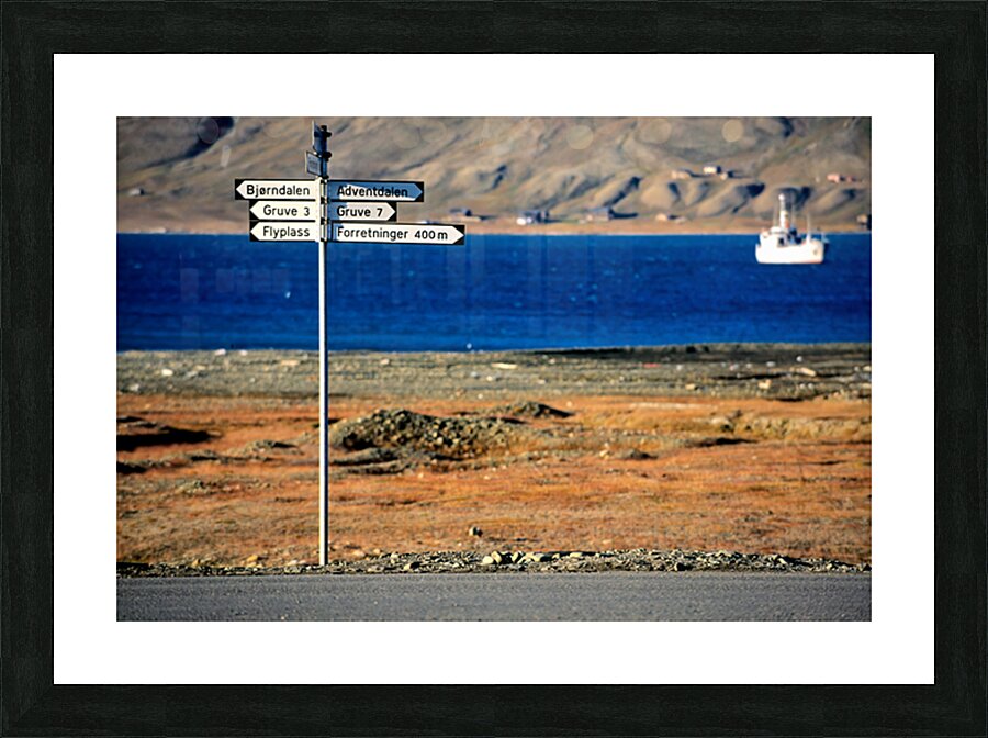Directions guide visitors in Longyearbyen Svalbard Archipelago Impression et Cadre photo