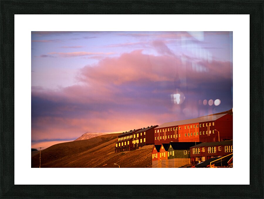 Sunset over longyearbyen in svalbard archipelago norway Impression et Cadre photo