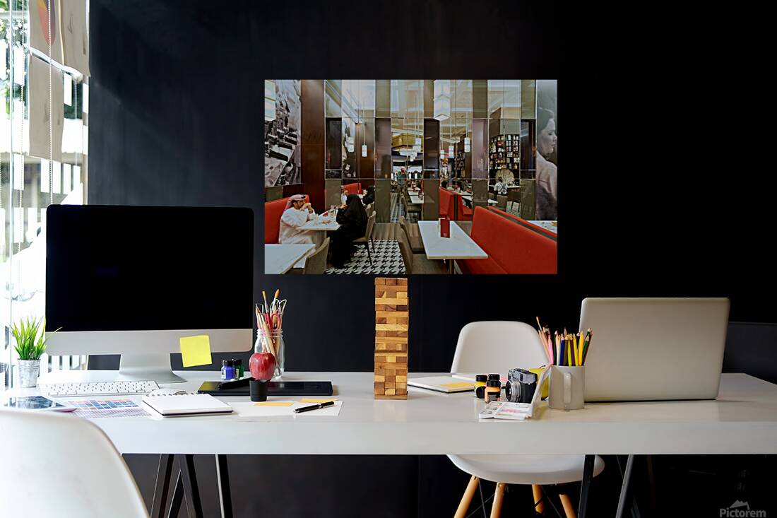 Dining in a modern restaurant with reflective walls in Dubai Reproduction