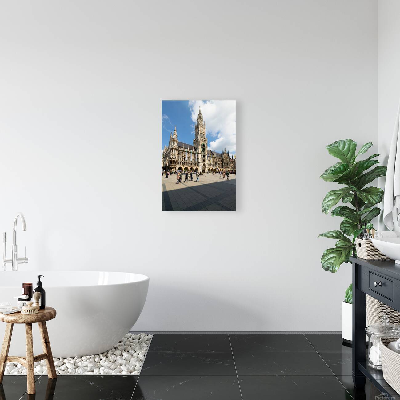 Exploring Marienplatz and the famous town hall in Munich German Reproduction