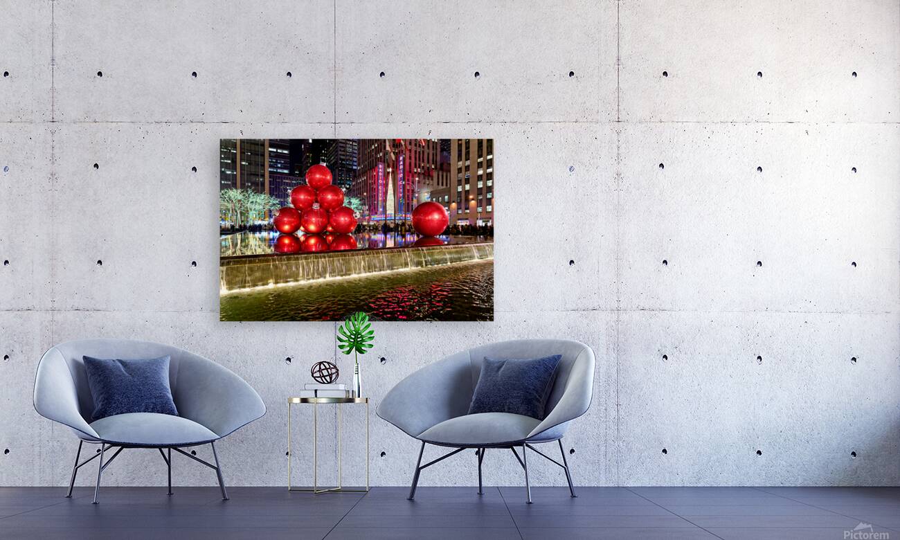 Manhattan showcases big red ornaments at Christmas time Reproduction