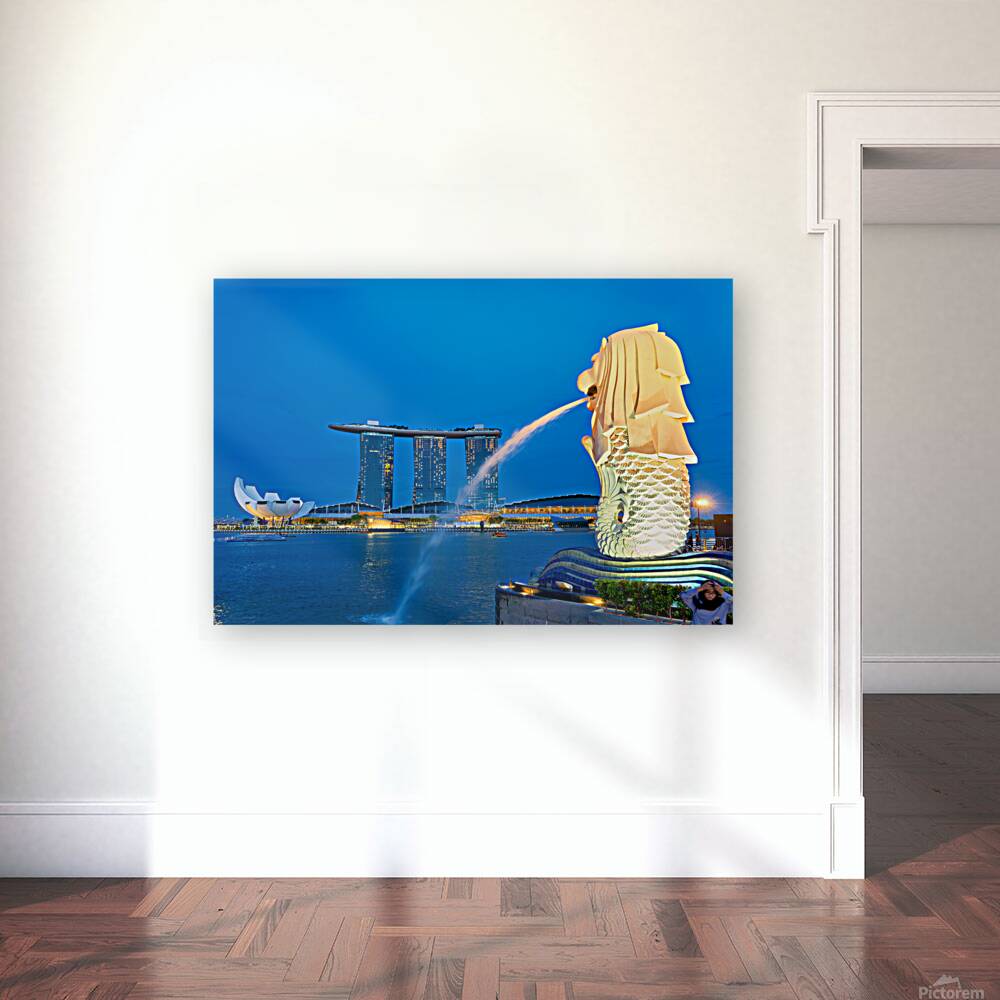 Visitors watch the Merlion fountain at Marina Bay during sunset Reproduction