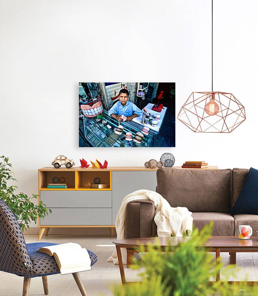 Street dentist offers services in Peshawar with dental models Reproduction