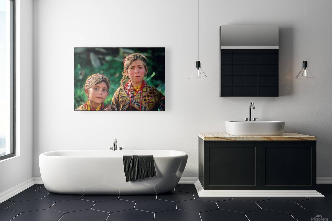 Children of Pakistan wear traditional clothing in the sunlight Reproduction