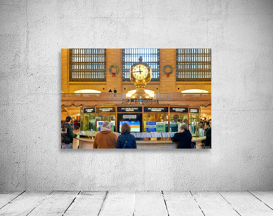 Crowd gathers at Grand Central Terminal Station in Manhattan Wall Preview