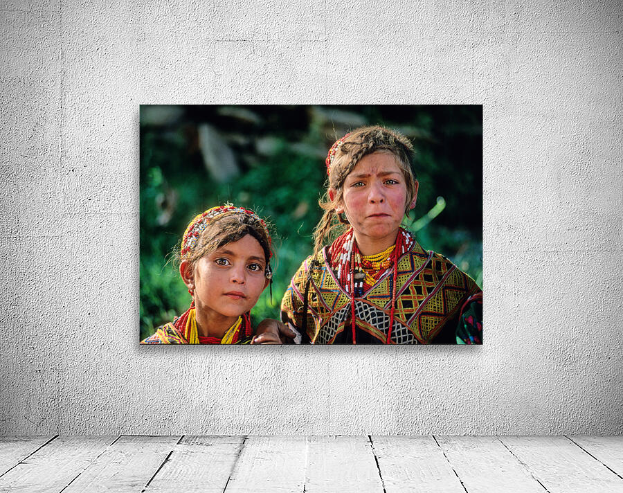 Children of Pakistan wear traditional clothing in the sunlight Wall Preview