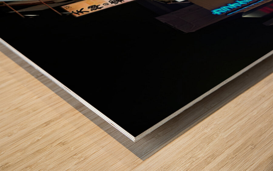 Neon lights illuminate Shinjuku district streets in Tokyo at nig Impression sur bois