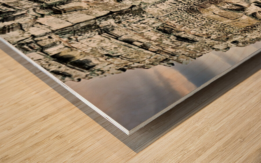 Serene stone faces adorn ancient Cambodian temple. Impression sur bois