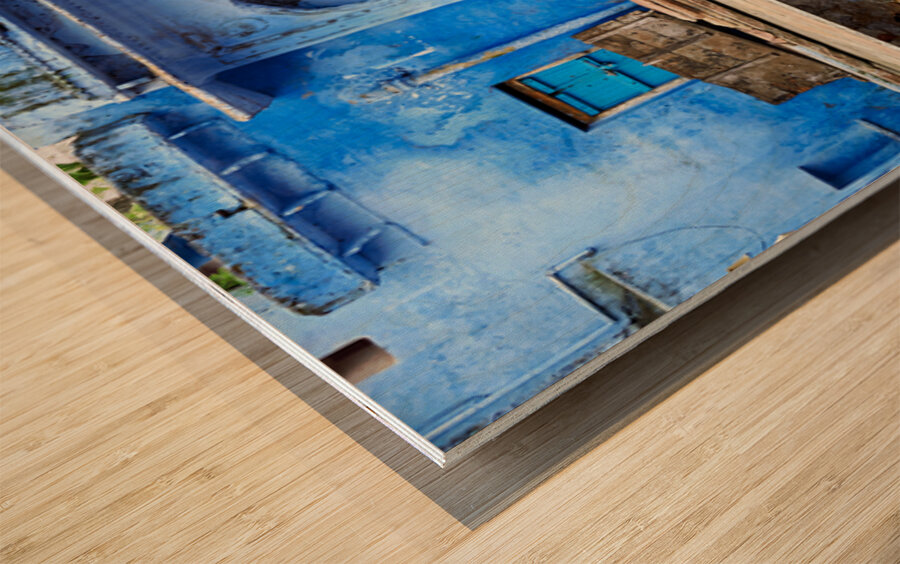 Decorated painted house in Bundi with a boy standing outside Wood print