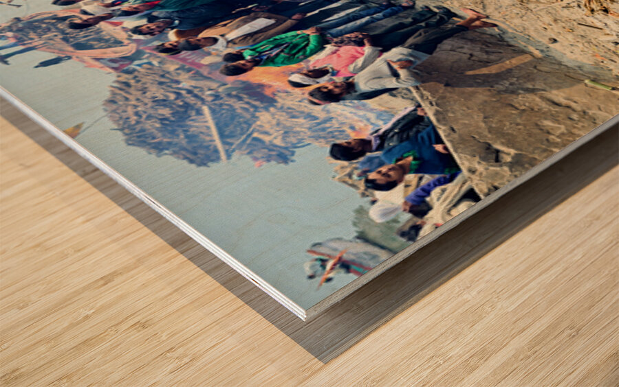 Cremation rites by the Ganges River in Varanasi India Impression sur bois