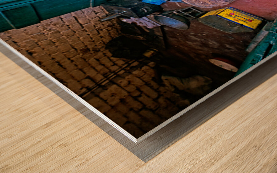 Street butcher working in Lahore during daytime hours Impression sur bois