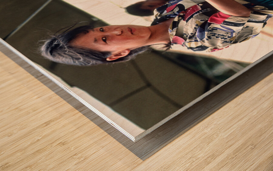 Street food vendors serve meat skewers in Samarkand Uzbekistan Wood print