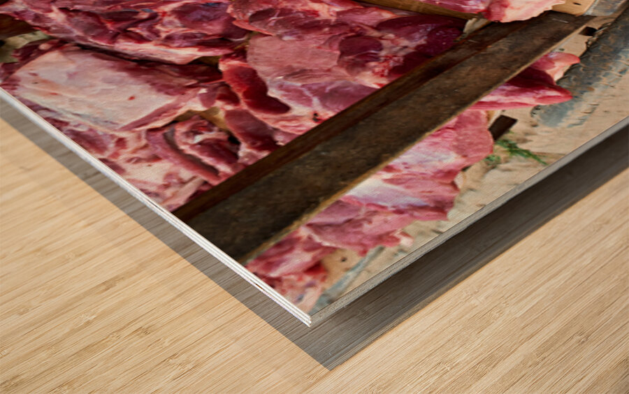 Fresh meat vendor in Phu Quoc market during daytime Impression sur bois