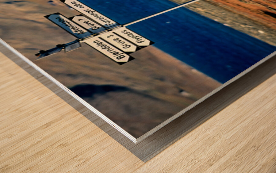 Directions guide visitors in Longyearbyen Svalbard Archipelago Impression sur bois