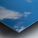 Green grassy lawn with blue sky and clouds Impression metal