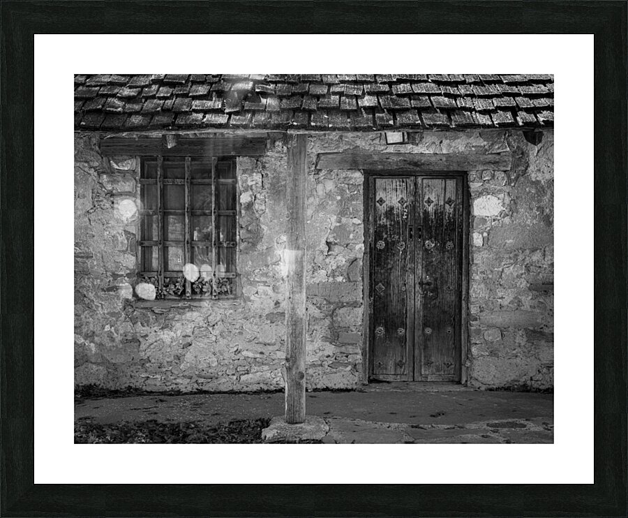 Rustic San Juan Mission building with an aged stone facade. Impression et Cadre photo