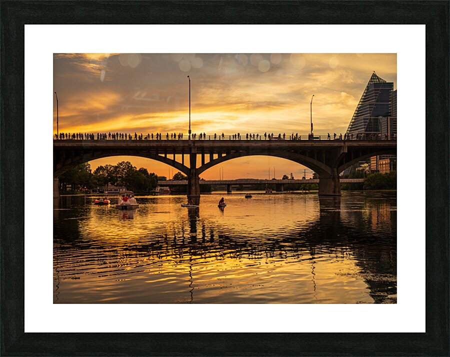 Bat watchers crowd on Congress Avenue bridge waiting for bats Impression et Cadre photo