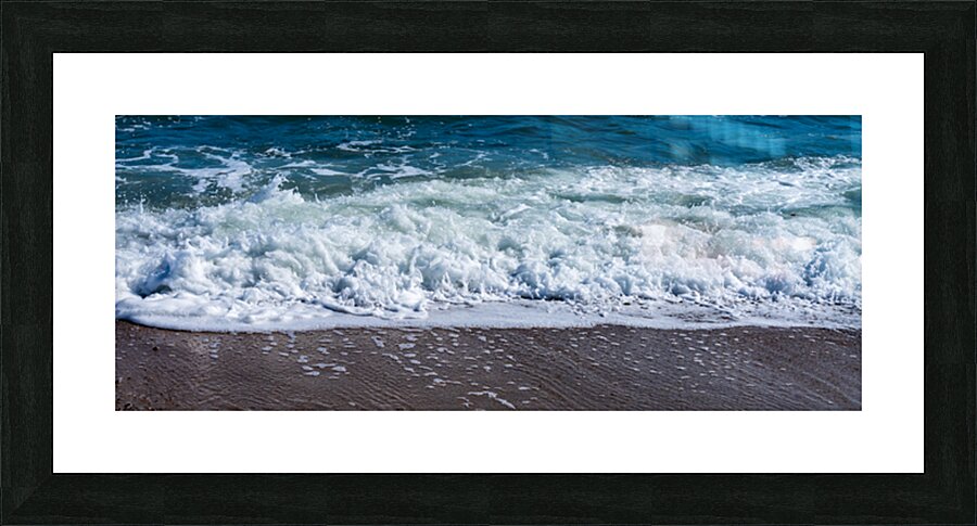 Frozen motion of waves crashing onto a pebble beach on the Isle  Impression et Cadre photo