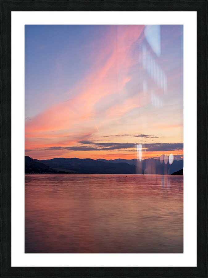Sunset over Lake Chelan with dramatic sky reflected in long dura Impression et Cadre photo