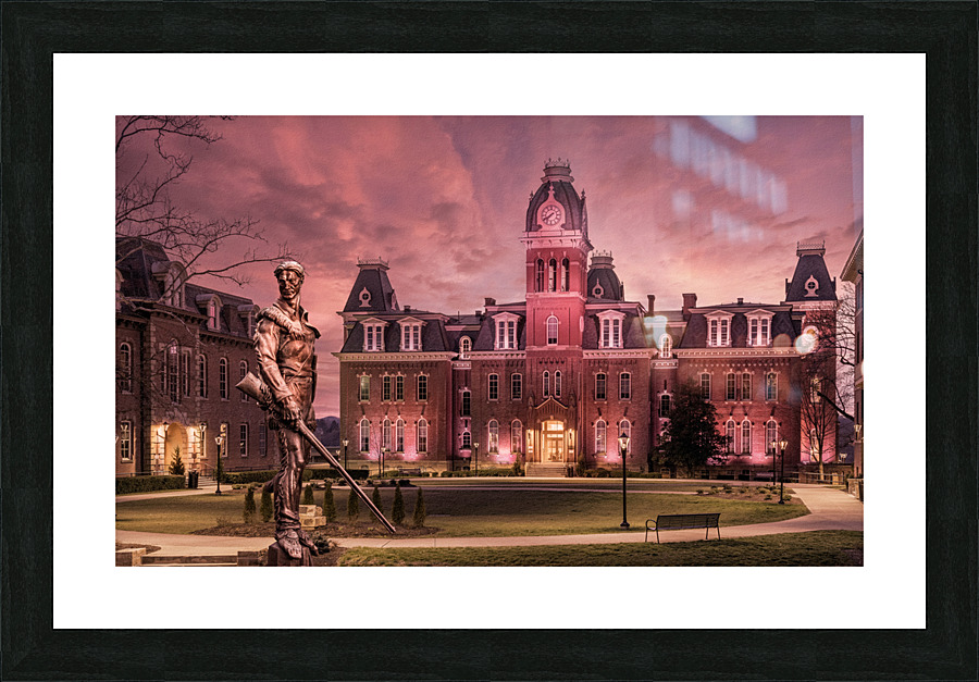 Famous Mountaineer statue in front of Woodburn Hall at WVU Impression et Cadre photo