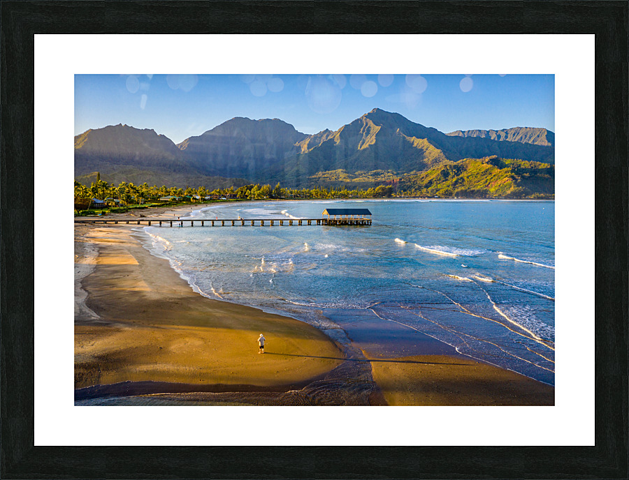 Aerial drone shot of man on the sand of Hanalei beach  Impression et Cadre photo