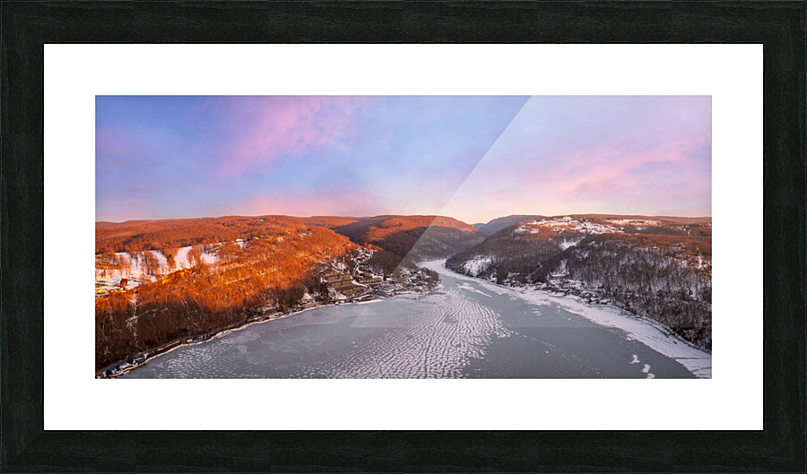 Aerial panorama of the frozen Cheat Lake in Morgantown Impression et Cadre photo