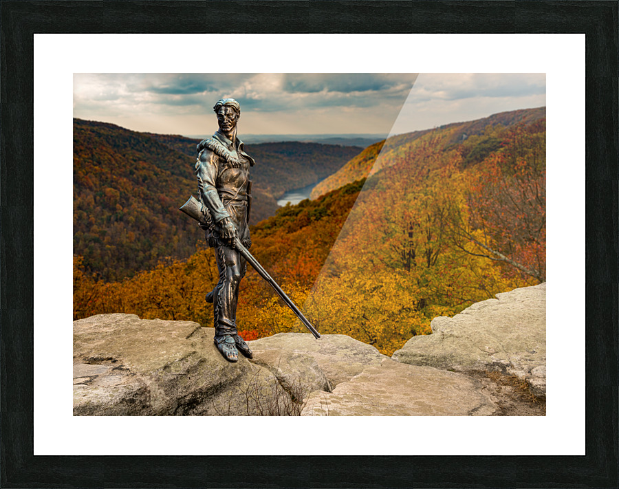 Mountaineer statue from WVU with fall leaves in West Virginia Impression et Cadre photo