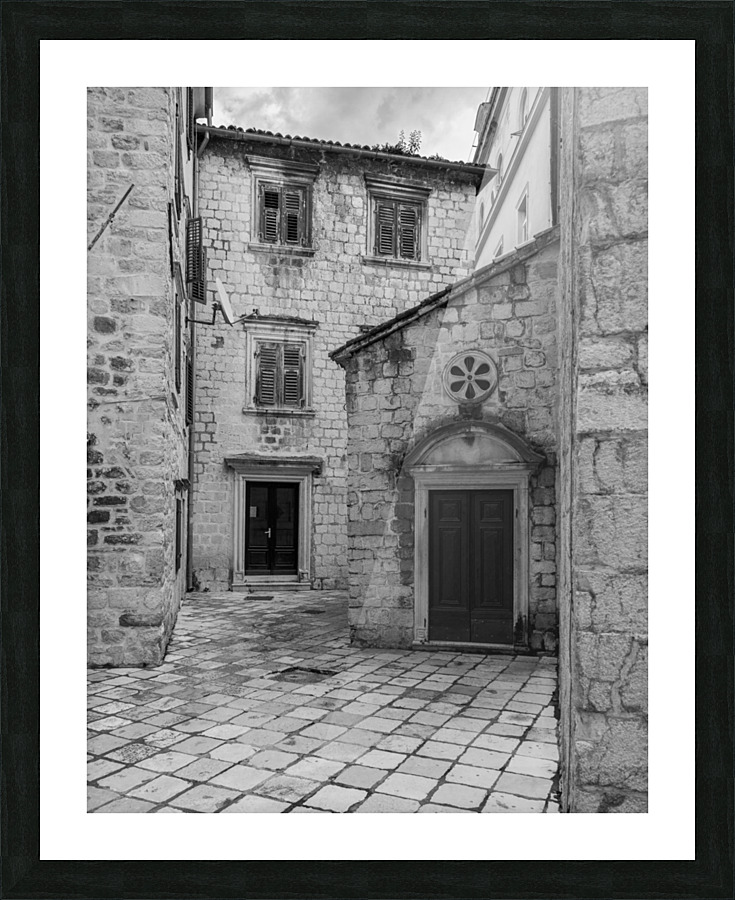 Narrow streets in Kotor in black and white Impression et Cadre photo