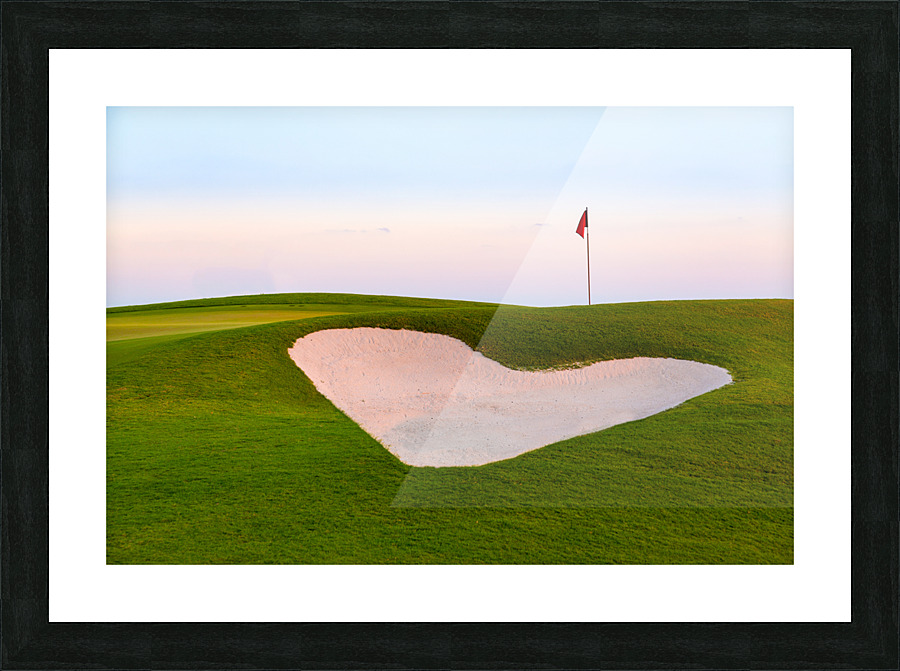Heart shaped sand bunker in front of golf green Impression et Cadre photo