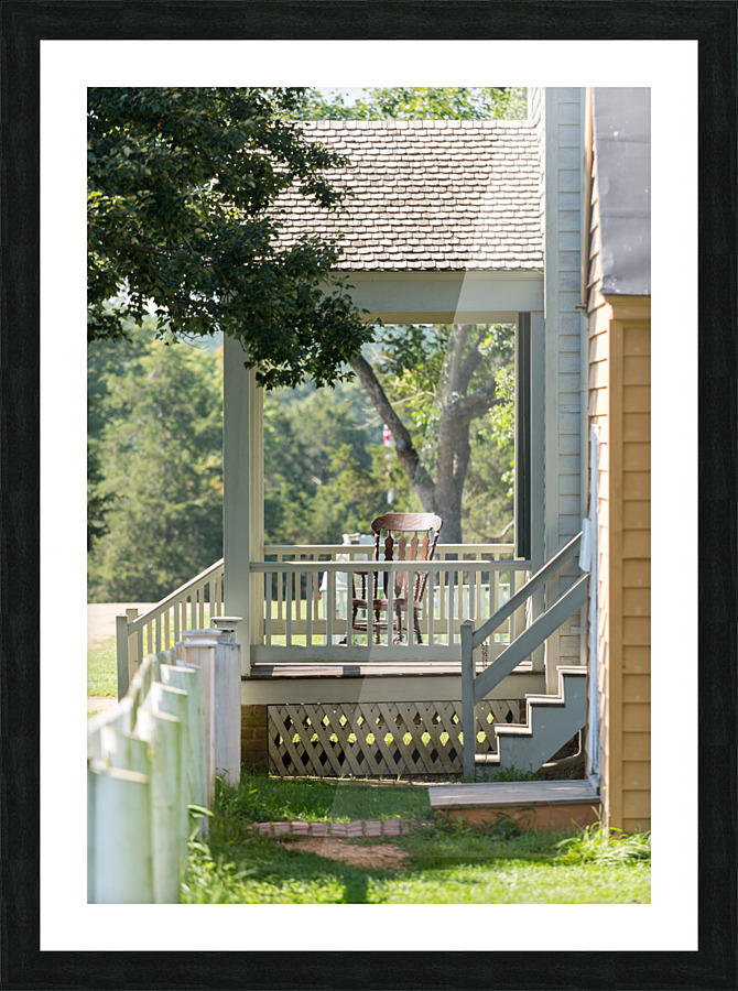 Wooden rocking chair on porch of old house Impression et Cadre photo