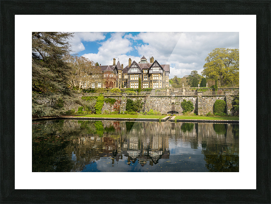 View of the manor house at Bodnant Gardens in North Wales Impression et Cadre photo