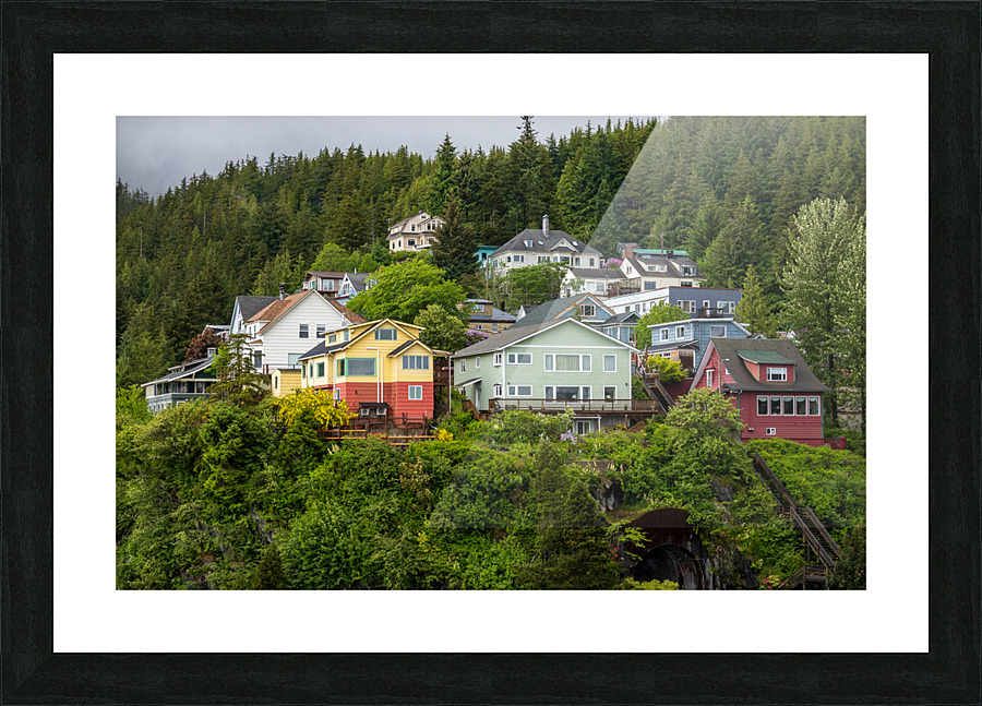 Colorful hillside homes above the town of Ketchikan Alaska Impression et Cadre photo