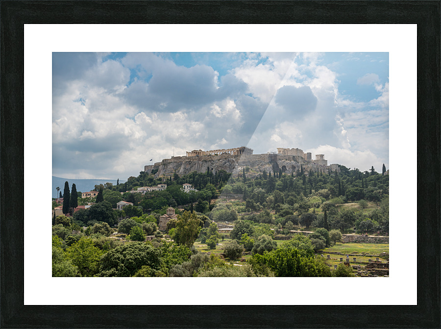 Acropolis hill rises above Greek Agora in Athens Impression et Cadre photo