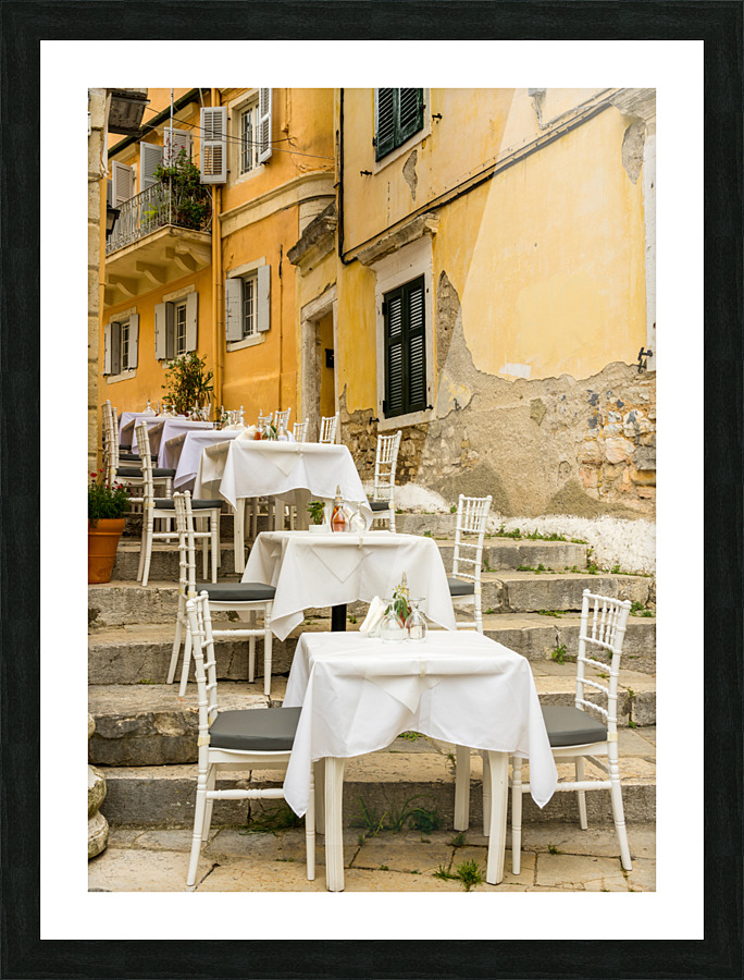 Small empty taverna in Old Town Corfu Impression et Cadre photo