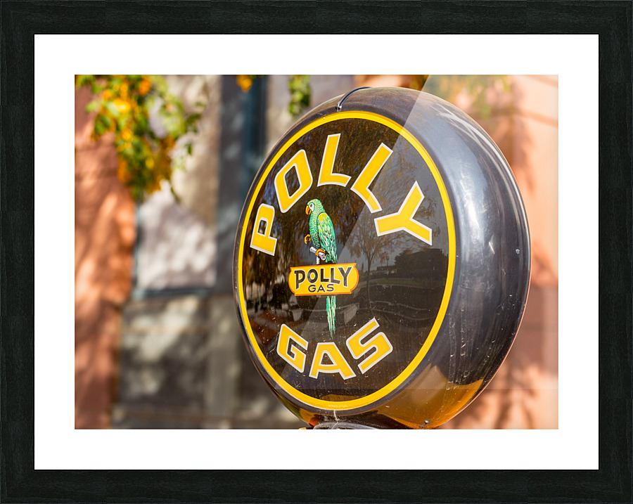Reflections in Polly Gas pump Impression et Cadre photo